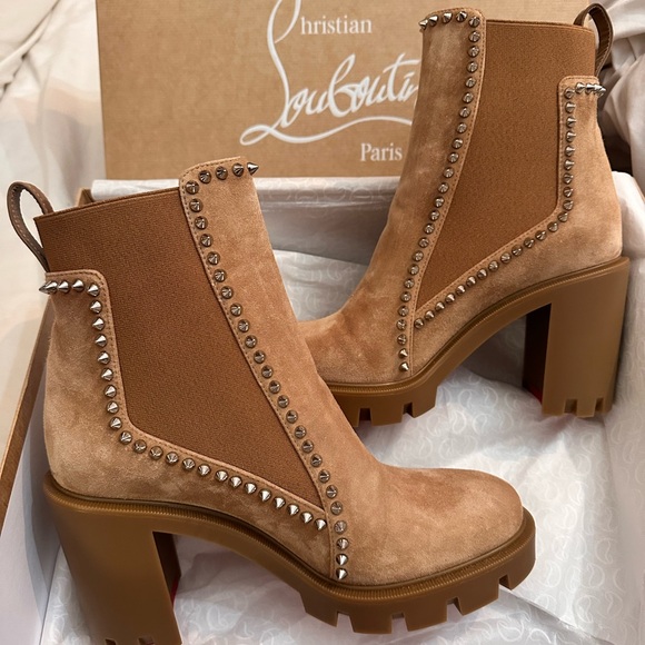 Christian Louboutin Out line Spikes Chelsea booties beige Suede size 8.5 - Picture 4 of 8
